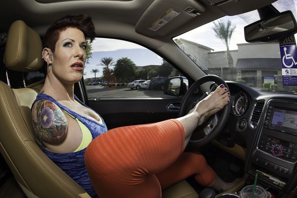 Δεν έχει χέρια και όμως οδηγεί και στέλνει μηνύματα στο κινητό (ΦΩΤΟ) - Media