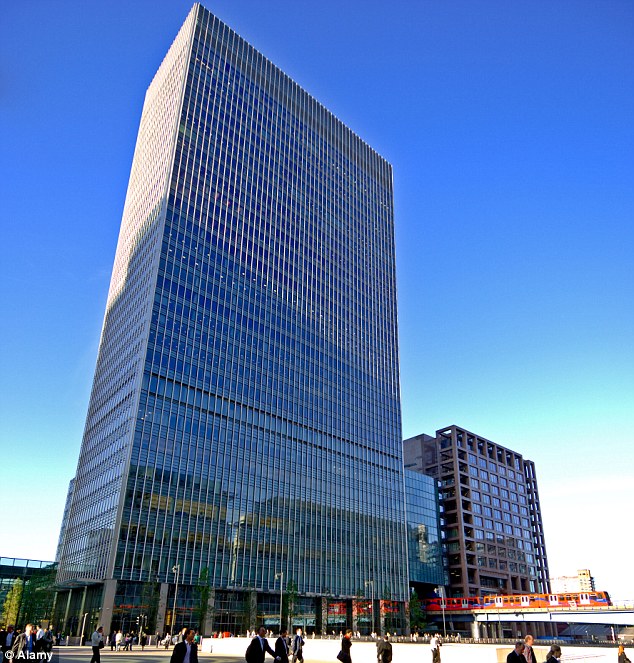 Βουτιά τραπεζίτη στο κενό - Media