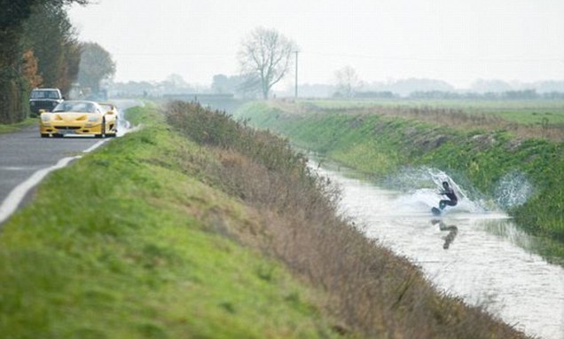 Κάνει σκι σε ποτάμι, ενώ τον σέρνει μια Φεράρι (Video) - Media