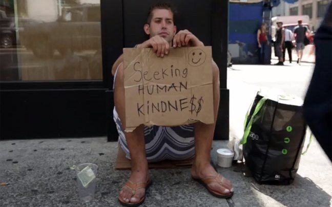 Είναι άστεγος αλλά κάθε βράδυ βρίσκει άλλη γυναίκα (Video) - Media