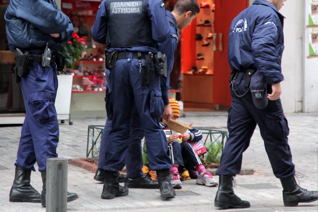 Αστυνομικοί εκβίαζαν καταστηματάρχες
 - Media