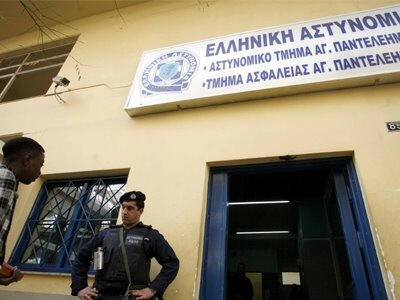 Συνελήφθη υποδιευθυντής της ασφάλειας για σχέσεις με τη Χρυσή Αυγή - Αναζητείται 50χρονη μέλος της Χ.Α. - Media