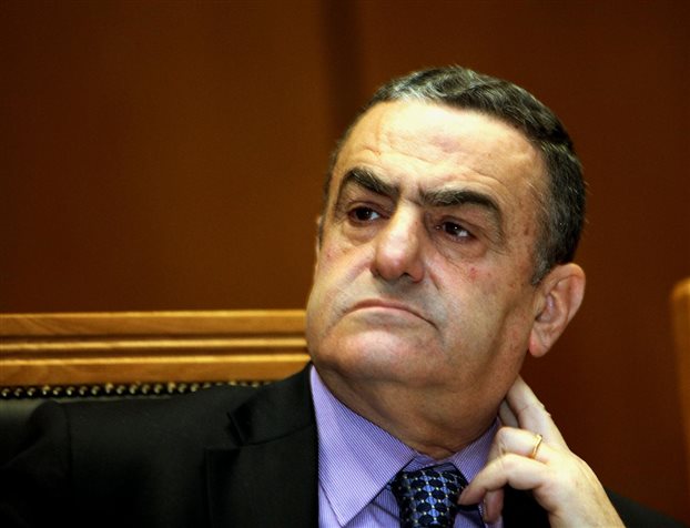 Δεν παραιτείται ο Αθανασίου - Media