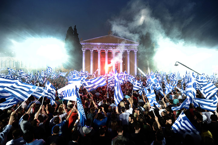Guardian: Οι Έλληνες συμπεριφέρονται και ψηφίζουν παλαιοκομματικά - Media