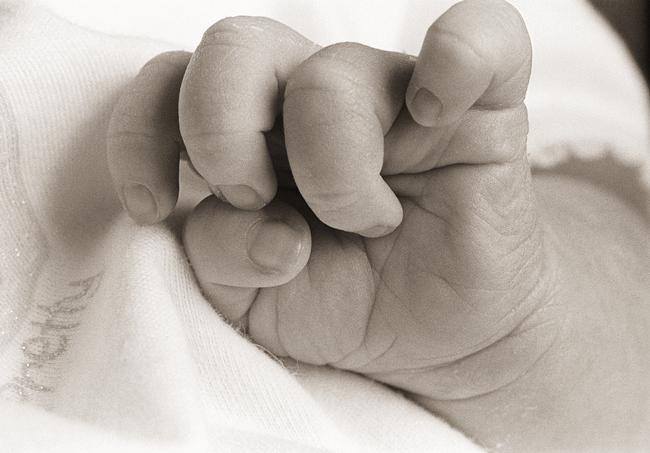 8 μηνών μωράκι με όγκο στον εγκέφαλο, θεραπεύτηκε με τη χρήση… χασισέλαιου - Media