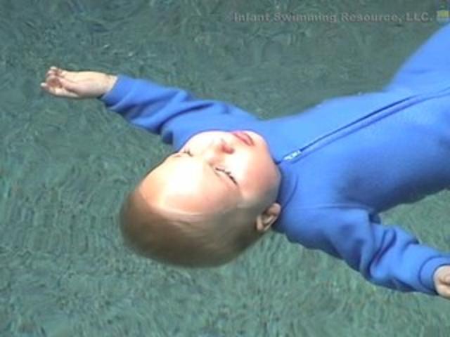 Μωρό σώζεται από μόνο του, πέφτοντας κατά λάθος σε πισίνα - Media