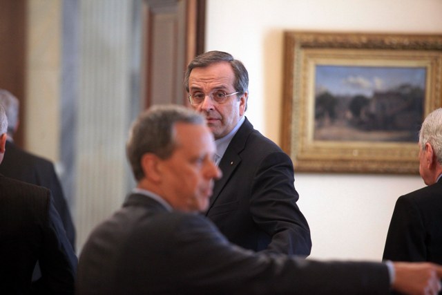 Με το... καλό δεξί του χέρι - Media