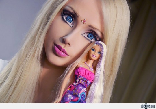 Η –ρατσίστρια- ανθρώπινη Barbie, αποκαλύπτει το πραγματικό της πρόσωπο - Media