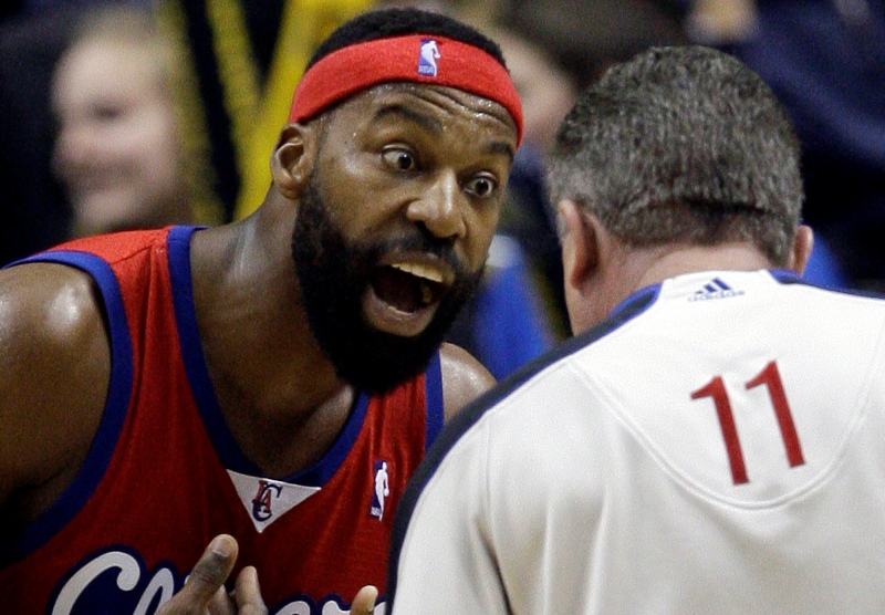 Με απήγαγαν οι εξωγήινοι, λέει ο Μπαρόν Ντέιβις! - Media