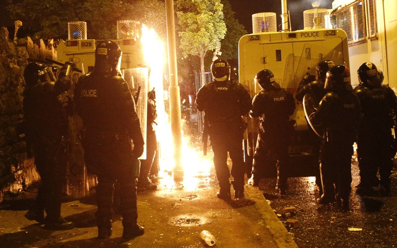 Μπέλφαστ: Προτεστάντες διαδηλωτές επιτέθηκαν σε αστυνομικούς - Media