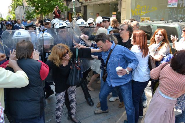 Αποδοκίμασαν το Βενιζέλο στη Λάρισα(Φωτο) - Media