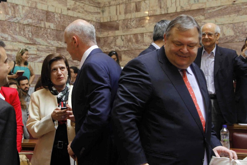 Οριακές στιγμές για την ενότητα στο ΠΑΣΟΚ μετά και την απάντηση Βενιζέλου στις ρουκέτες Παπανδρέου - Media
