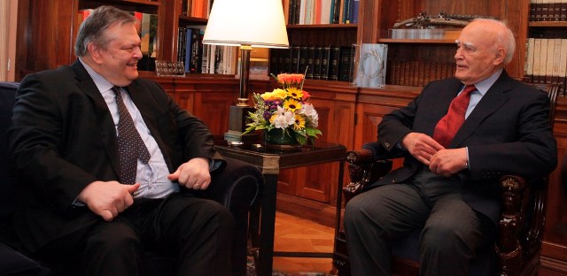 Βενιζέλος σε Παπούλια: Να ενώσουμε ξανά το έθνος

 - Media
