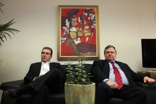 Ο Χρυσοχοΐδης \"δελφίνος\" του Βενιζέλου - Media