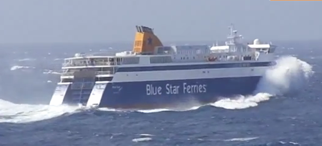 Δείτε το Βlue Star Ithaki να παλεύει με τα κύματα ενώ πλέει στο στενό Τήνου-Μυκόνου με 8 μποφόρ (Video) - Media