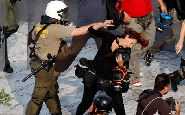 Ένωση Φωτορεπόρτερ: Τι πρέπει να γίνει για να ανακοπεί η αστυνομική βία; - Media