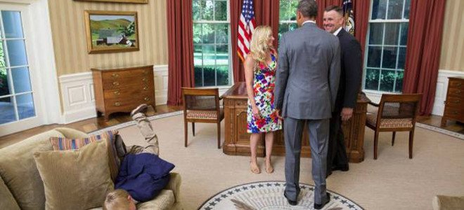 Η παρουσία του Ομπάμα δεν τον εμπόδισε να ξαπλώσει στον καναπέ! (Photo) - Media