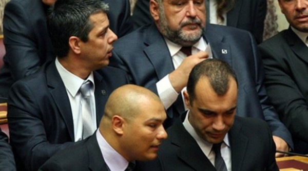 Με χειροπέδες στη Βουλή ο Γερμενής - Media