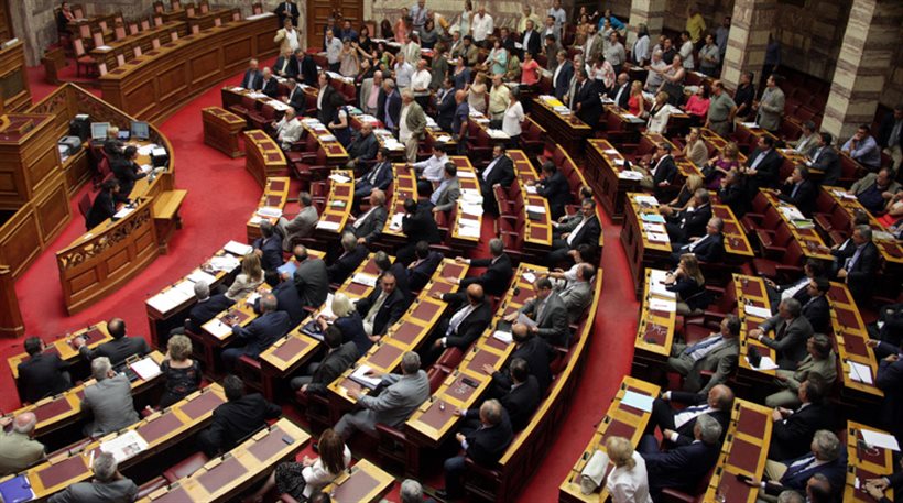 Μοίραζε καρδούλες στη Βουλή η Άννα - Μισέλ - Media
