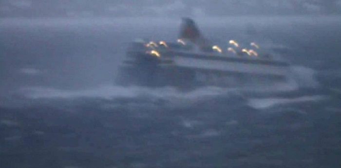 «Χάθηκε» μέσα στα κύματα το Βlue Star Ithaki (Video) - Media