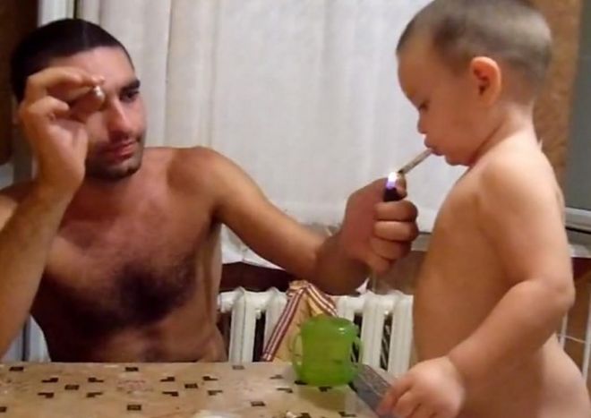Πα - τέρας μαθαίνει στο μωρό του να καπνίζει (Video) - Media