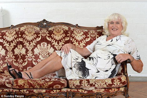 Από Τζέιμς, έγινε Ρουθ σε ηλικία 81 ετών με έξοδα του βρετανικού ΕΣΥ
 - Media