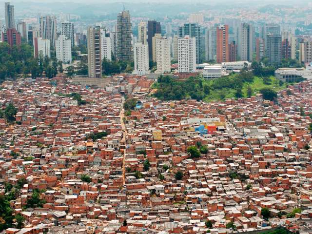 Βραζιλία: Χτίζουν πανάκριβα γήπεδα, εκκενώνουν φαβέλες - Media
