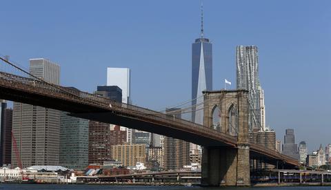 «Άσπρισαν» τις σημαίες των ΗΠΑ στη Γέφυρα του Μπρούκλιν! - Media