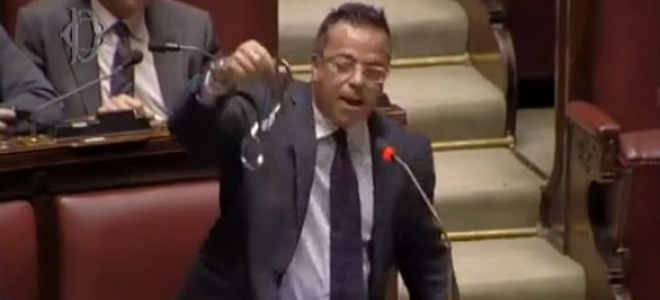 Ιταλία: Βουλευτής με χειροπέδες (Video) - Media