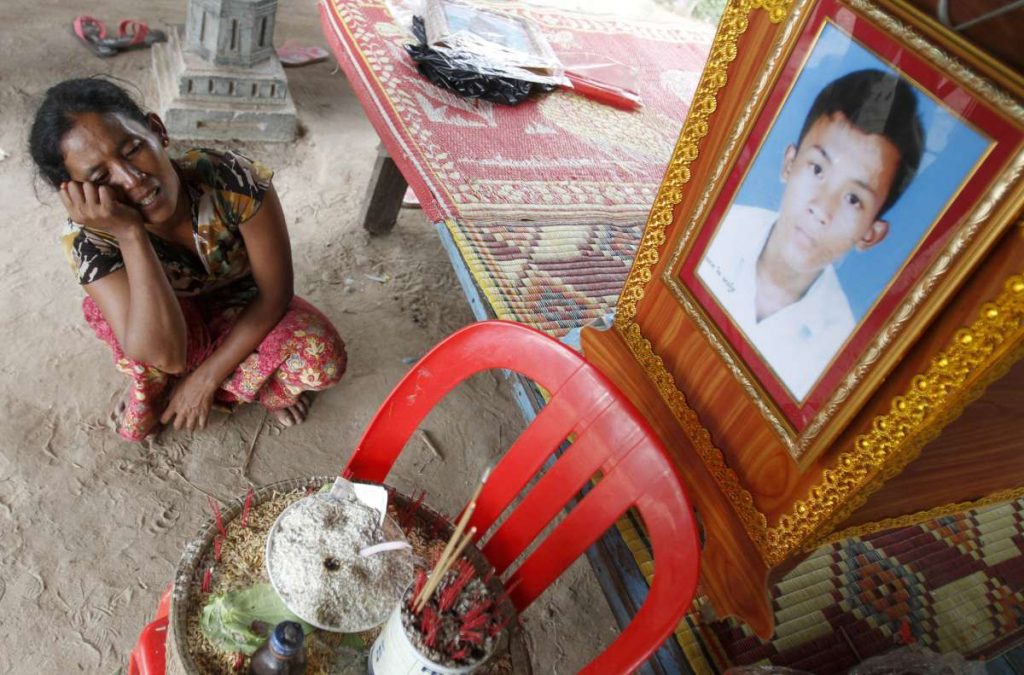 Αστυνομική βία κατά εργατών στην Καμπότζη - Media