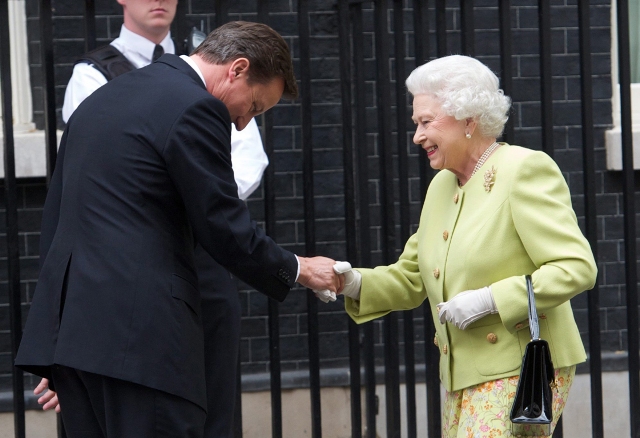 Απολογείται στη βασίλισσα Ελισάβετ ο Κάμερον για το… γουργούρισμα - Media