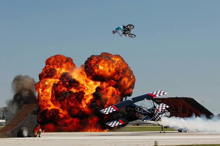 Όταν η μοτοσικλέτα «πετάει» πάνω από αεροπλάνο! (Video) - Media