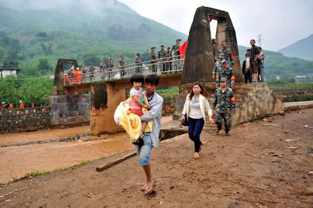 Εκατόμβη νεκρών άφησε πίσω του ο σεισμός στην Κίνα
  - Media