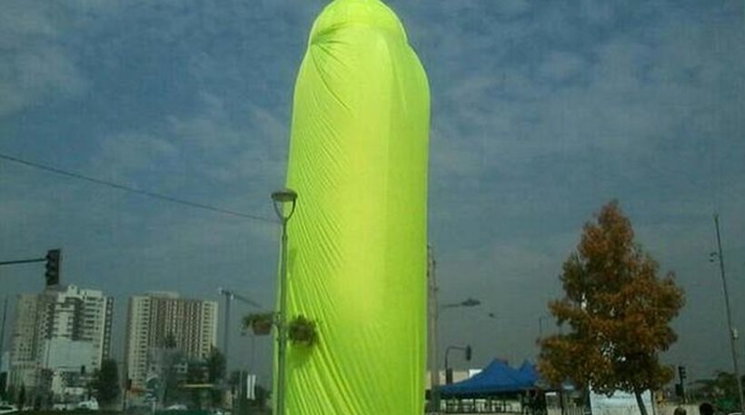 Δείτε γιατί έστησαν ένα τεράστιο προφυλακτικό στο Σαντιάγκο της Χιλής - Media