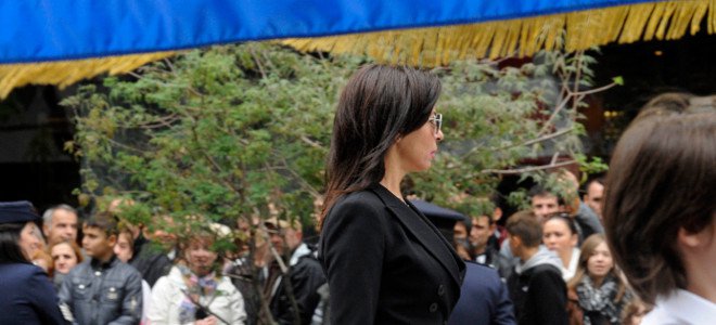 Η δασκάλα βάδιζε υπέροχα... - Media