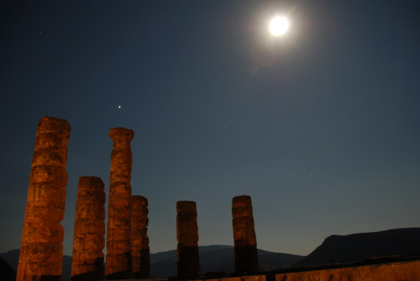 Προσαγωγές Χρυσαυγιτών για παράνομη τελετή στους Δελφούς - Media