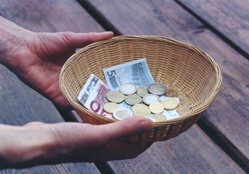 Εστάλη το δέμα με τον έρανο για την μητέρα του Στουρνάρα! - Media