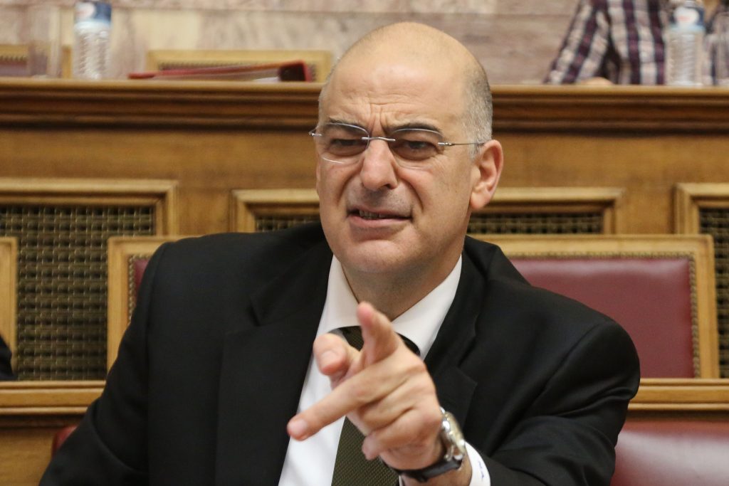 Δένδιας: Η χώρα είναι γεμάτη καλάσνικοφ - Media