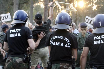 Ένταση και μικροεπεισόδια έξω από τη Βουλή - Media