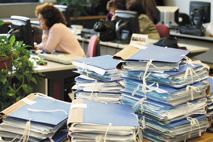 Στην «τσιμπίδα» 40.000 συμβάσεις δημοσίων υπαλλήλων - Media