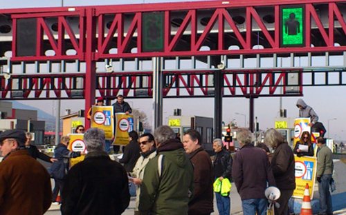 Επεισοδιακή συγκέντρωση διαμαρτυρίας στα διόδια Αιγινίου - Media