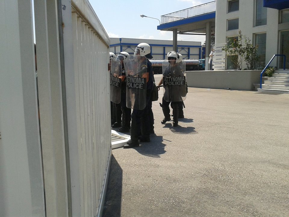 ΜΑΤ και δακρυγόνα κατά κτηνοτρόφων στη «Δωδώνη» - Media