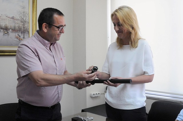 Δώρισαν... γκλομπ και μια χειροβομβίδα κρότου λάμψης στη Δούρου(ΦΩΤΟ) - Media