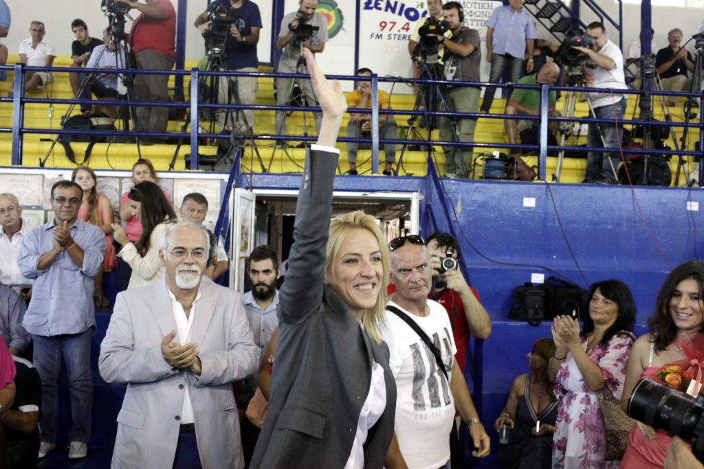 Χρυσαυγίτες αποδοκίμασαν την Δούρου (Video) - Media