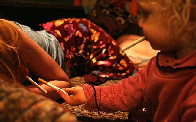 Φωτογραφίες ΣΟΚ: H ζωή μιας 2χρονης με ναρκομανείς γονείς - Media