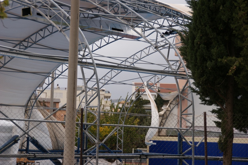 O αέρας «ξεσκέπασε» γήπεδο μπάσκετ στο «Ζηρίνειο» - Media