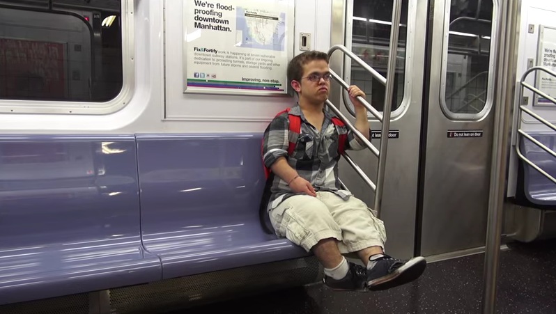 Πως καταγράφει ένας άνδρας με νανισμό, τις αντιδράσεις του κόσμου στο πέρασμα του - Media