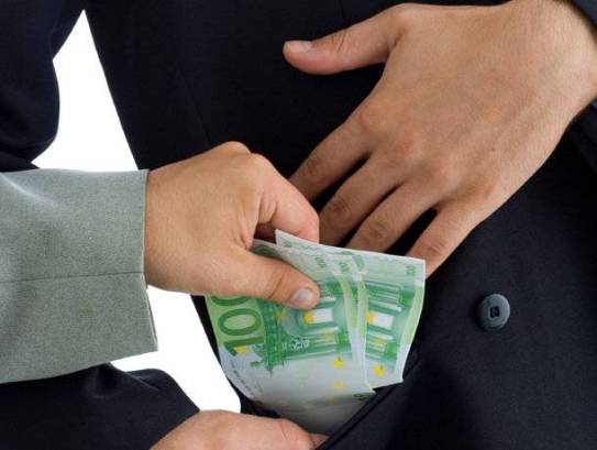 Για εκβιασμό και δωροδοκία συνελήφθη ο διοικητής του τμήματος Ασφαλείας Αιγάλεω
 - Media