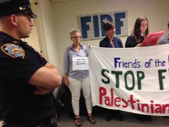 Σύλληψη Εβραίων ακτιβιστών στη Νέα Υόρκη- Διαμαρτύρονταν για  τους βομβαρδισμούς στη Γάζα (Video) - Media