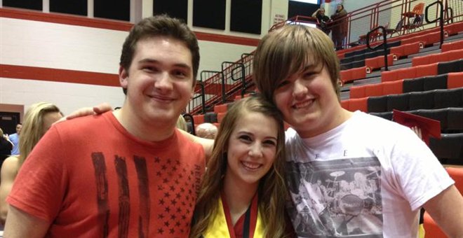 Ένας γκέι, η μαμά του και τα μυρμήγκια - Media